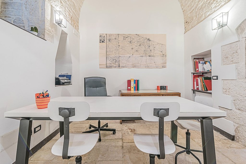 Lo Smartworking con stile secondo Paola Marella | Facile Ristrutturare Ufficio in casa smartworking, scrivania moderna bianca con sedie