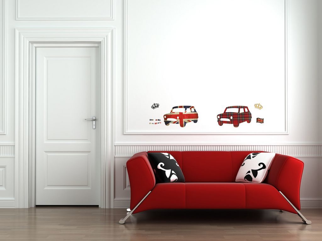 Adesivi murali: decorare casa con gli stencil adesivi per pareti | Facile Ristrutturare parete bianca divano rosso decorazione stickers muro mini cooper bandiera inglese union jack