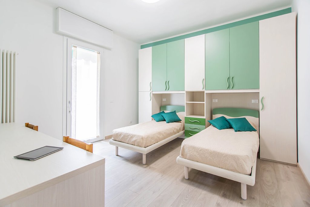 Camera da letto con due letti singoli