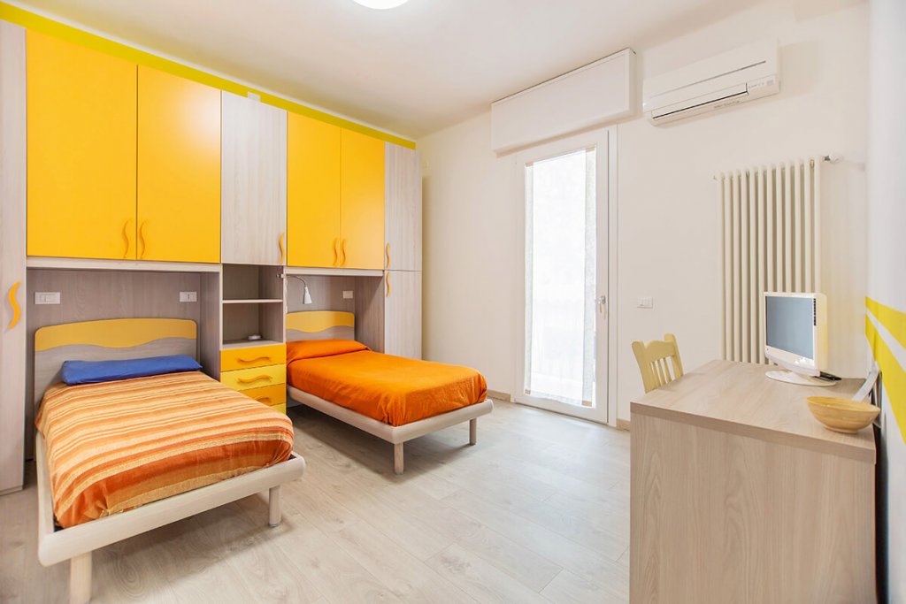La letto con due letti singoli armadio a ponte
