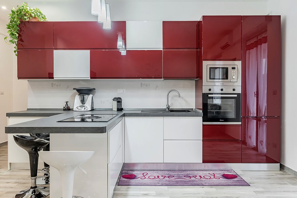 Cucina moderna bianca e rossa