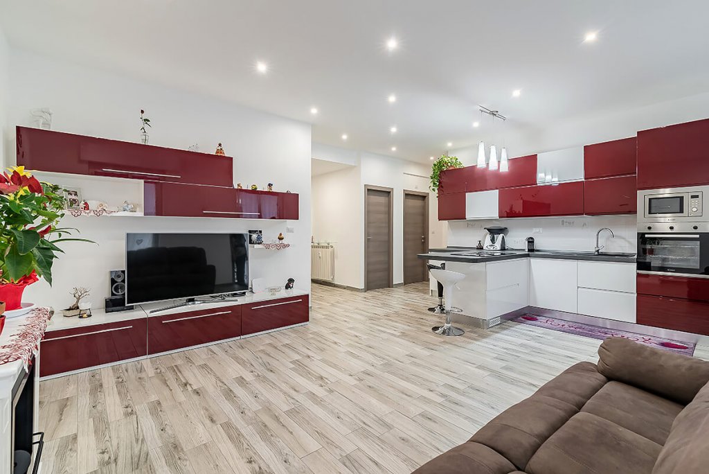 Soggiorno moderno con parete attrezzata per parquet