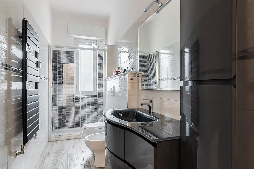 Bagno moderno nero sanitari design