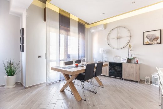 Il cartongesso: cos'è, quando si usa, i tipi, i costi e i vantaggi! | Facile Ristrutturare Luminoso Soggiorno con mobili in legno chiaro moderni e controsoffitto in cartongesso