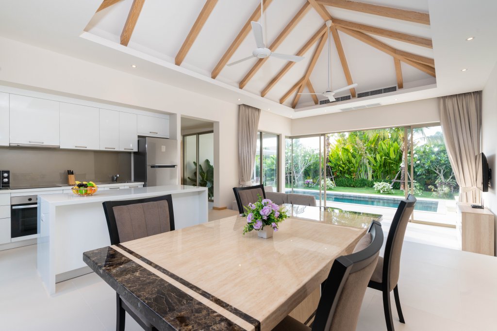 Arredare e decorare casa al mare: i consigli di Paola Marella | Facile Ristrutturare casa la mare arredo moderno con cucina bianca