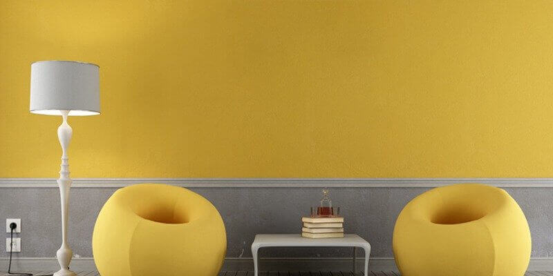 Paola Marella illustra come abbinare il Pantone 2021 all'arredo casalingo | Facile Ristrutturare Parete giallo pantone Illuminating con poltroncine puff gialle e lampada grigia