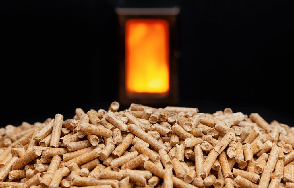 Stufa a Pellet e Termocamino: quale scegliere per affrontare l'ultimo mese di freddo? | Facile Ristrutturare Montagnola di pellet con stufa sullo sofondo