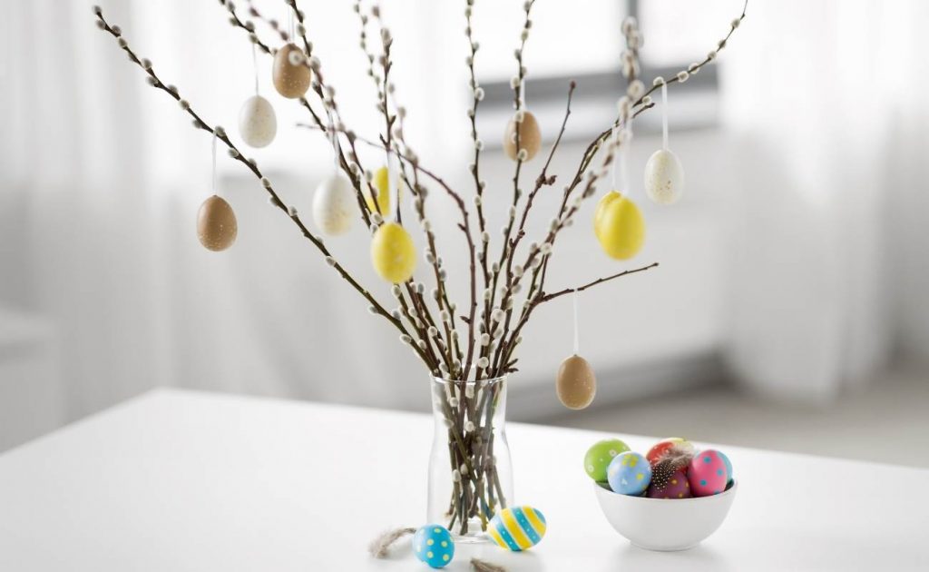 Consigli per la casa (di Pasqua!), stando a casa - pt. 12 | Facile Ristrutturare Alberto di Pasqua con rami di albero, uova colorate e fiori.
