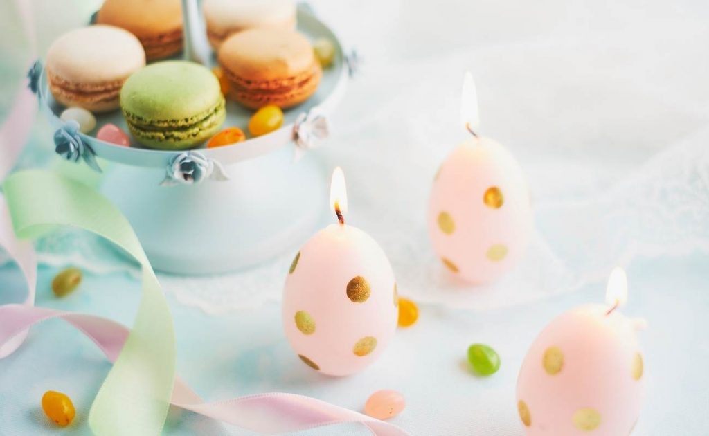Consigli per la casa (di Pasqua!), stando a casa - pt. 12 | Facile Ristrutturare Candele per Pasqua a dorma di uovo con accanto macarons colorati.
