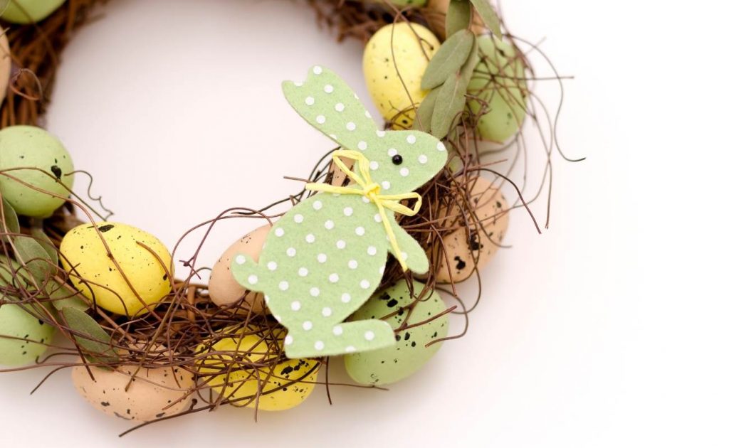 Consigli per la casa (di Pasqua!), stando a casa - pt. 12 | Facile Ristrutturare Ghirlanda di Pasqua con uova colorate e coniglio in tessuto verde con pois.