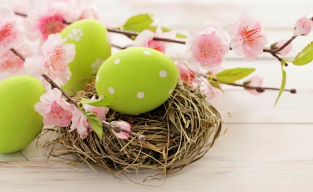 Consigli per la casa (di Pasqua!), stando a casa - pt. 12 | Facile Ristrutturare Segnaposto o centrotavola a forma di nido con paglia, fiori, rami e uova colorate.