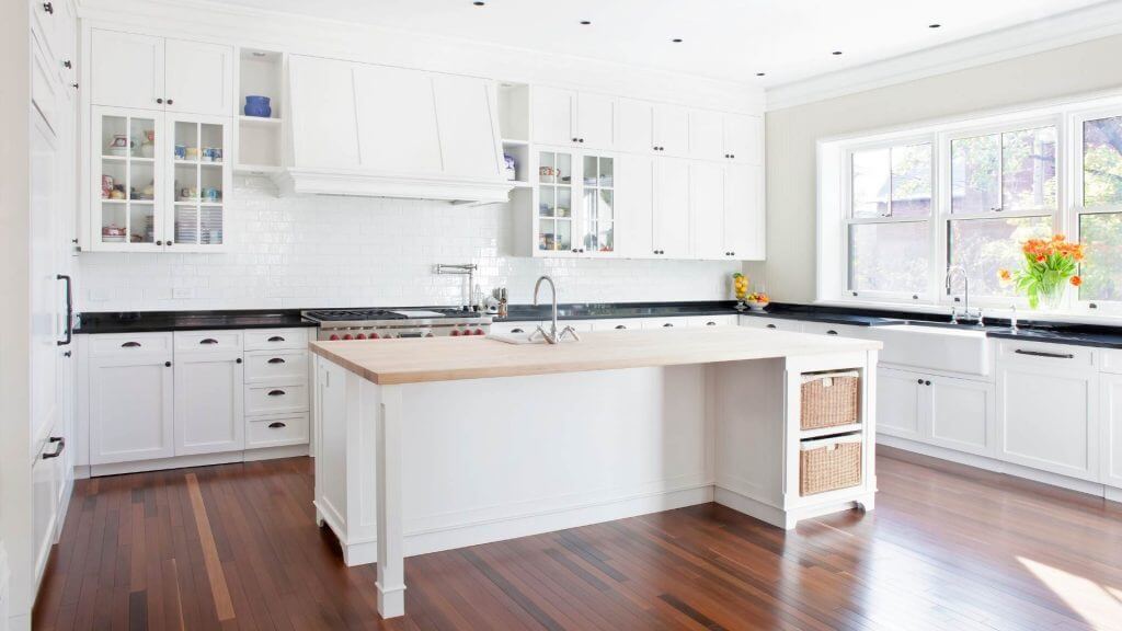 Cucine ad isola: pro e contro | Facile Ristrutturare Cucina con isola con rivestimenti in legno chiaro.