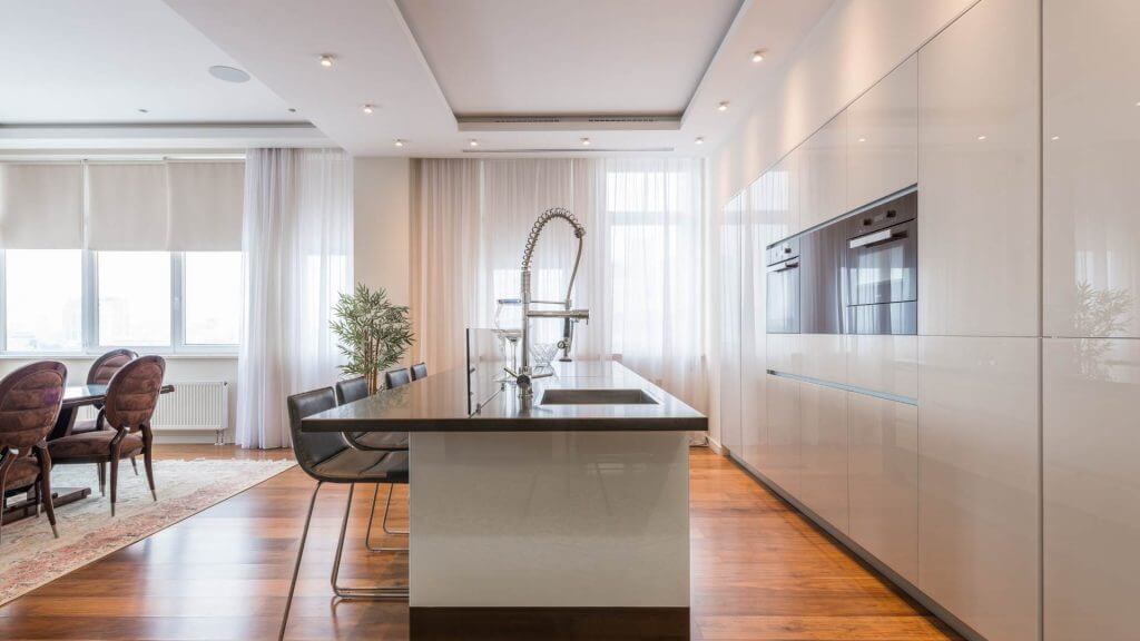 Cucine ad isola: pro e contro | Facile Ristrutturare Cucina con isola con lavello e sgabelli.