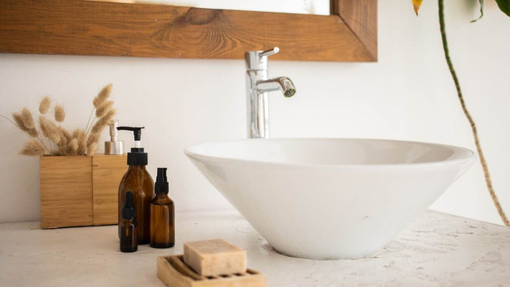 Lavabo bagno da appoggio, sospeso e da incasso: quale scegliere? | Facile Ristrutturare lavabo bagno d'appoggio bianco dalla forma ovale.