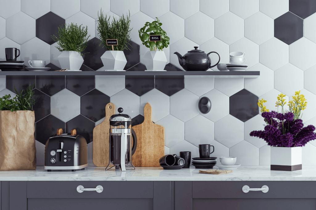 Pavimento e rivestimenti cucina: come abbinarli | Facile Ristrutturare Rivestimento cucina con piastrelle esagonali bianche e nere.