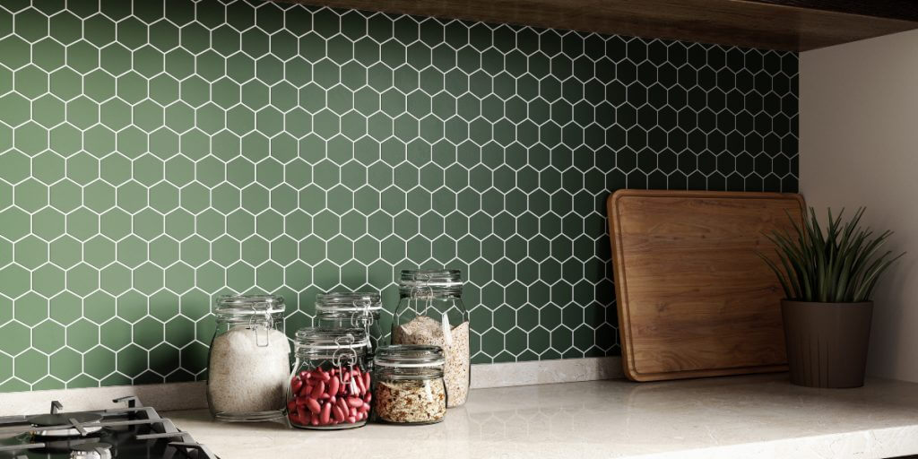 Pavimento e rivestimenti cucina: come abbinarli | Facile Ristrutturare Rivestimento Cucina con piastrelle a nido d'ape verde scuro.