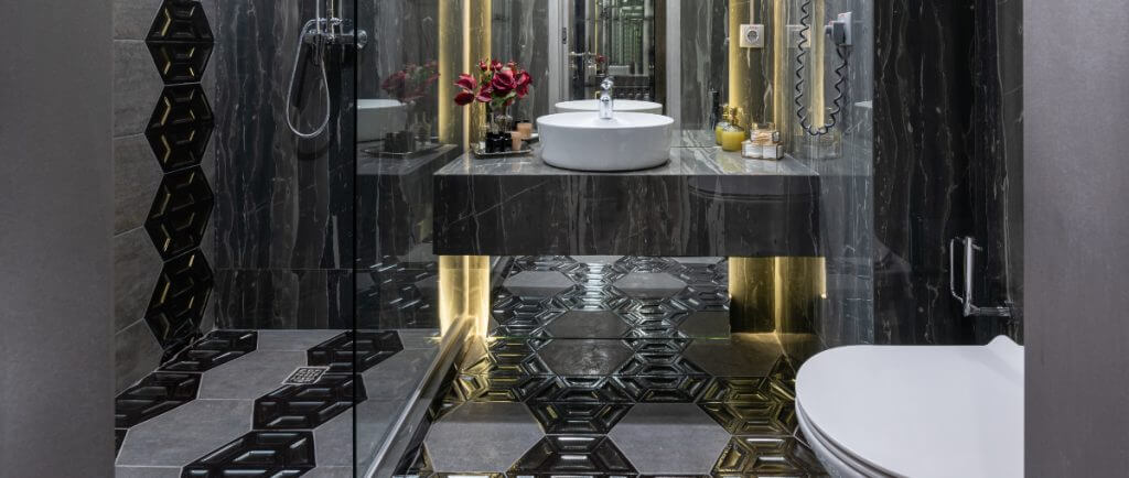 Pavimenti: novità e tendenze per il 2022 | Facile Ristrutturare bagno con pavimento nero con forme geometriche.