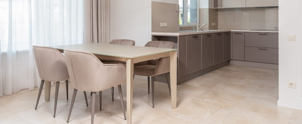 Pavimenti: novità e tendenze per il 2022 | Facile Ristrutturare cucina con pavimento laminato chiaro.