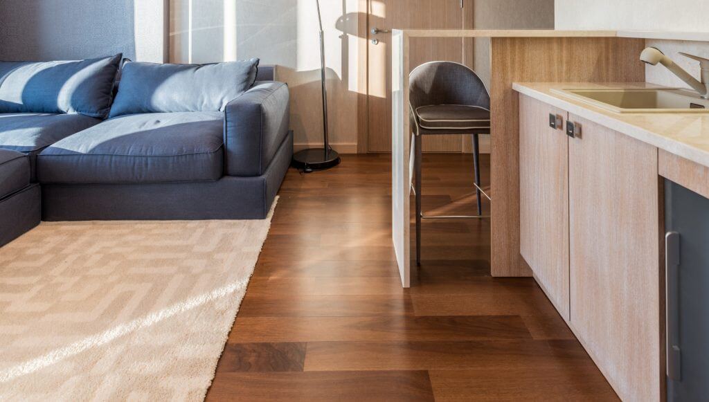 Pavimenti: novità e tendenze per il 2022 | Facile Ristrutturare open space con pavimento in parquet scuro.