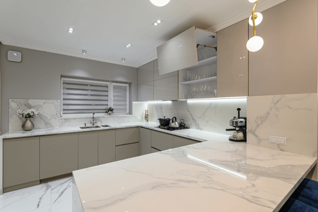Rivestimenti in marmo e legno: come abbinarli | Facile Ristrutturare cucina con rivestimenti grigi e in marmo bianco.