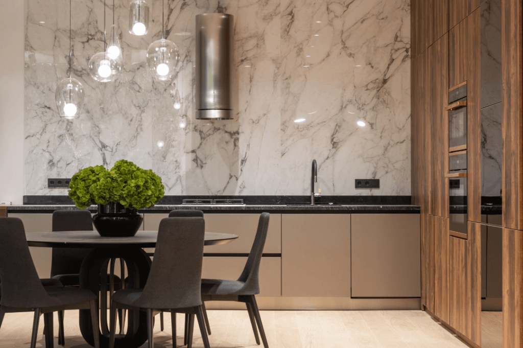 Rivestimenti in marmo e legno: come abbinarli | Facile Ristrutturare Cucina moderna con rivestimento in marmo alla parete e parquet
