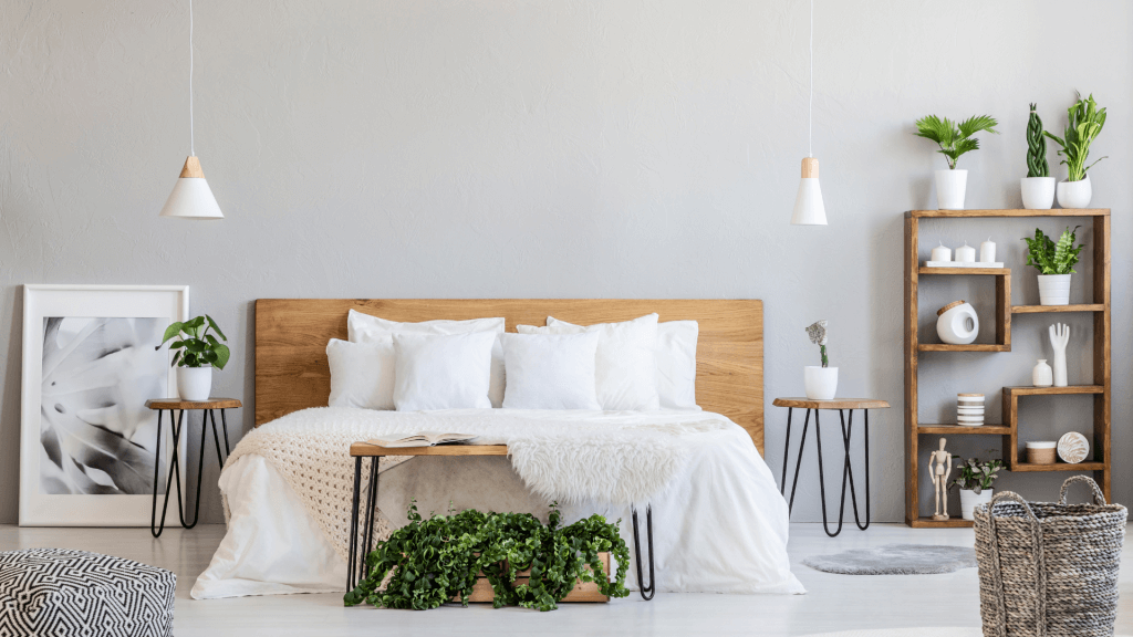 Tendenze arredamento 2022 | Facile Ristrutturare camera da letto con testiera in legno e libreria con piante verdi.