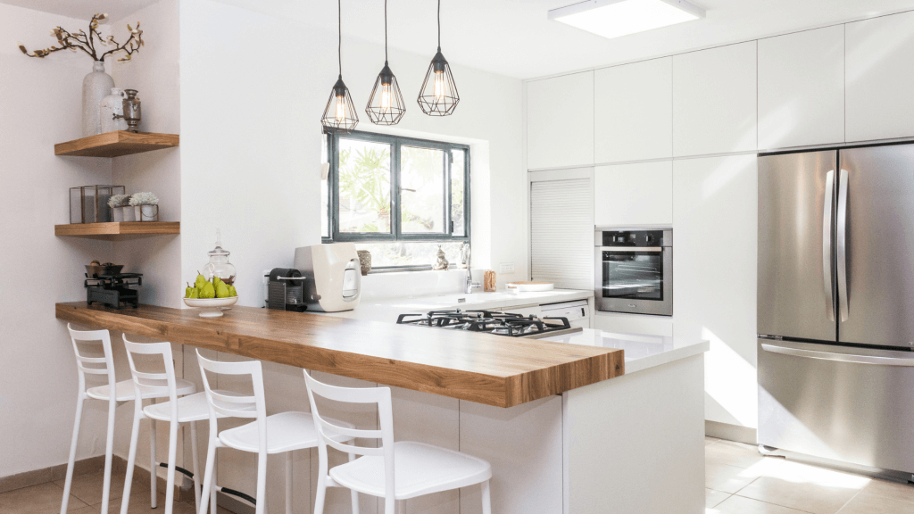 Tendenze arredamento 2022 | Facile Ristrutturare cucina con penisola in legno e sgabelli bianchi.