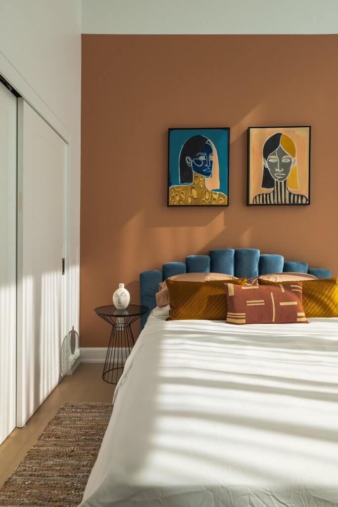 La casa, un'opera d'arte: 3 idee per pareti protagoniste secondo Paola Marella | Facile Ristrutturare Camera da letto con parete marrone e testiera blu.