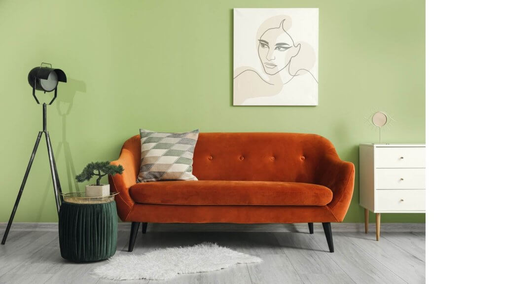 La casa, un'opera d'arte: 3 idee per pareti protagoniste secondo Paola Marella | Facile Ristrutturare Soggiorno con divano arancione e parete verde.