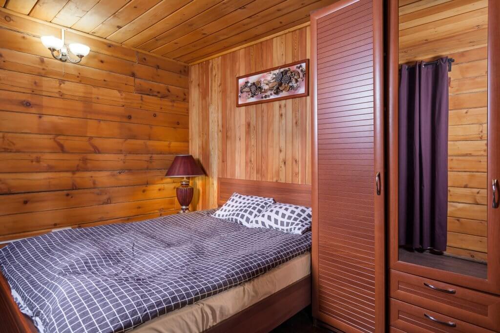 Stile cottagecore: nuova tendenza dell'interior design | Facile Ristrutturare Camera da letto con letto, armadio e mobilio in legno