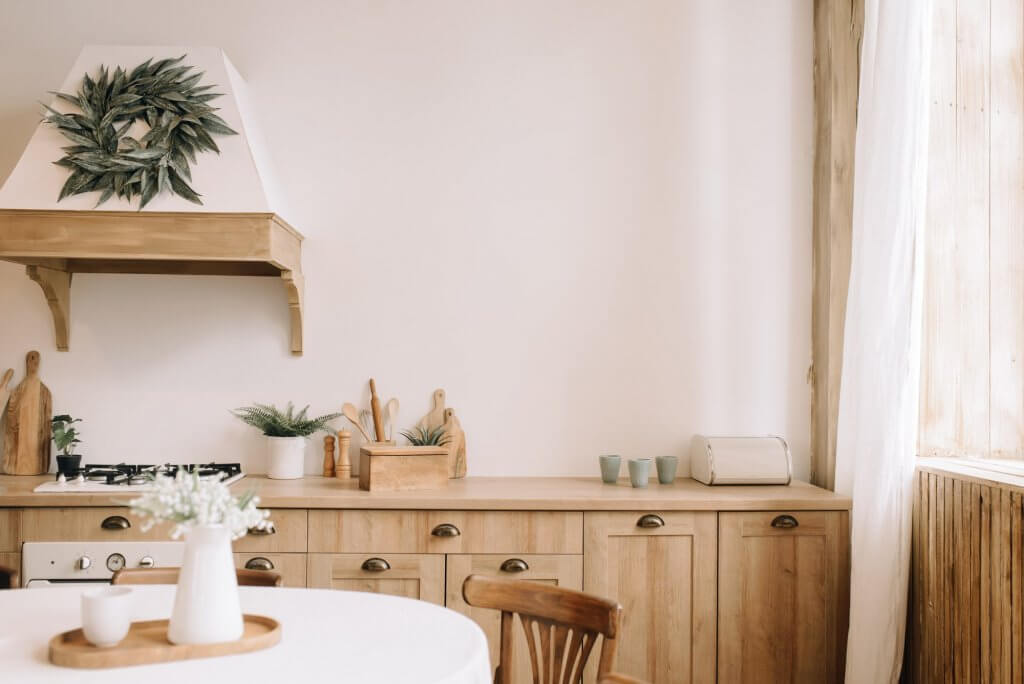 Stile cottagecore: nuova tendenza dell'interior design | Facile Ristrutturare Cucina con mobilio in legno e fornello a gas bianco