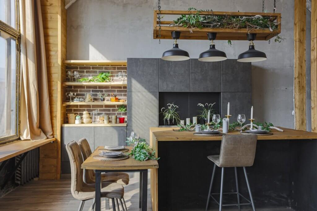 Stile cottagecore: nuova tendenza dell'interior design | Facile Ristrutturare Cucina con piante, sgabelli in velluto e mensole con bicchieri