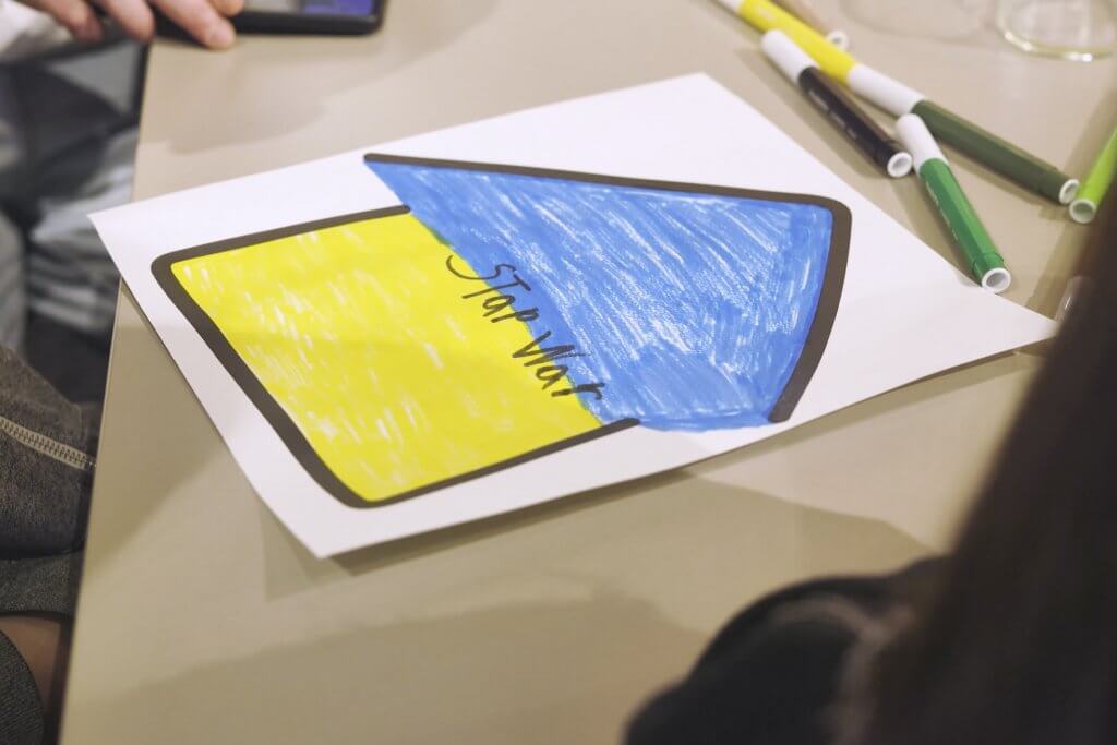 Disegno di una casa con i colori della bandiera dell'Ucraina