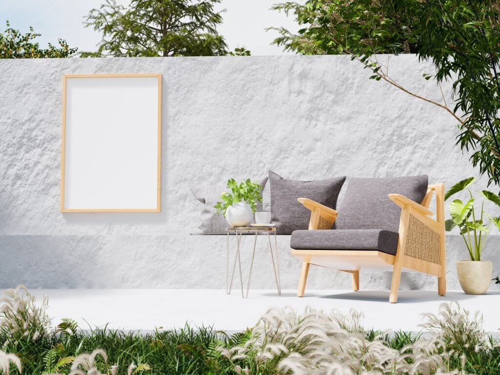 Pavimenti e rivestimenti terrazzo: idee e consigli | Facile Ristrutturare Giardino con sedia in legno, divani di tessuto neri e parete in calcestruzzo bianca