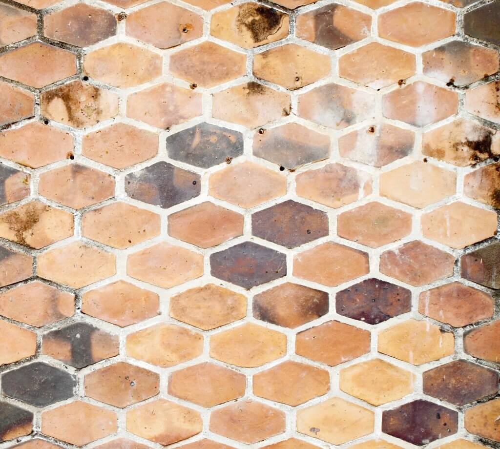 Pavimenti e rivestimenti terrazzo: idee e consigli | Facile Ristrutturare Pavimento in argilla di forma esagonale e colore marrone
