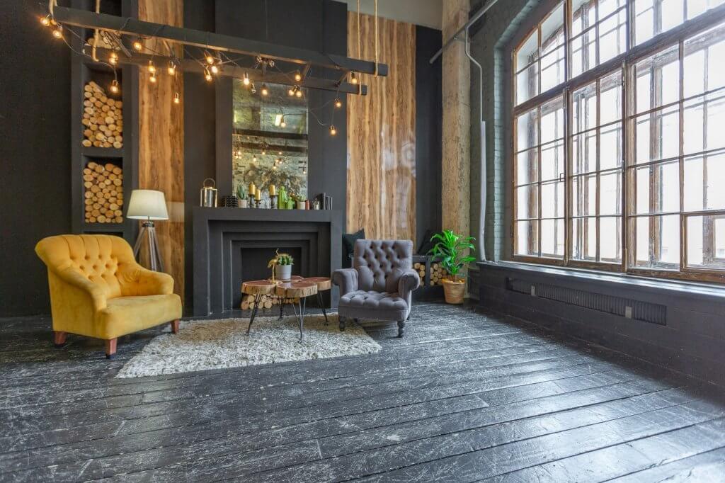 Stile cottagecore: nuova tendenza dell'interior design | Facile Ristrutturare Zona giorno con divani in velluto e lampadine luce calda con tavolo in legno