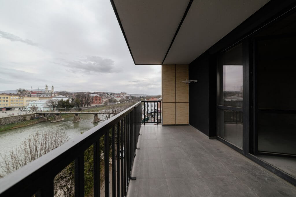 Pavimenti e rivestimenti terrazzo: idee e consigli | Facile Ristrutturare Terrazzo con pavimento in gres grigio, finestra laterale con finiture nere e armadio in legno