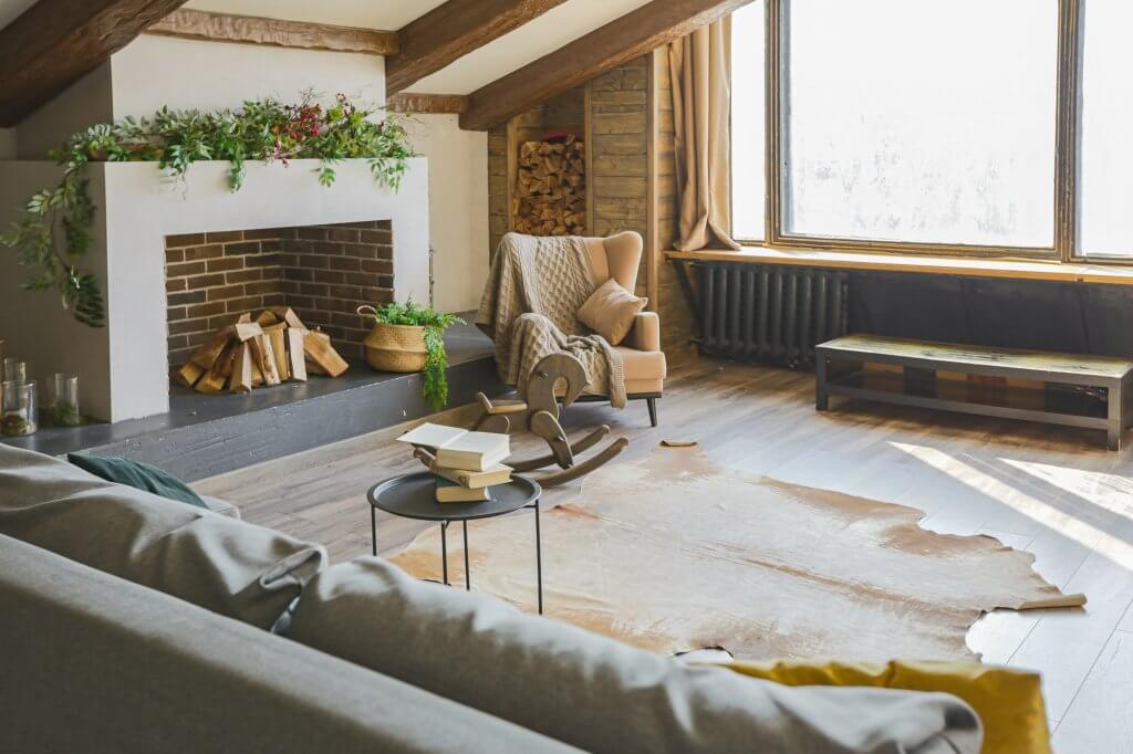 Stile cottagecore: nuova tendenza dell'interior design | Facile Ristrutturare Soggiorno con divano, camino in cartongesso laterale e finestra, parquet in legno con tappeto