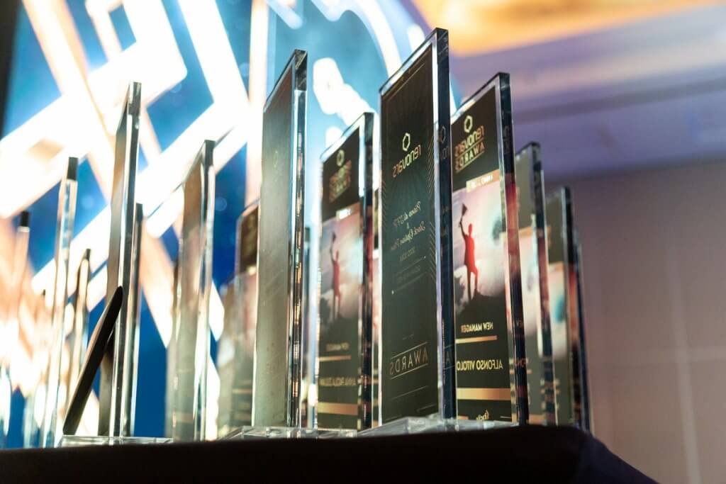 Facile Ristrutturare per festeggiare la sua quotazione in borsa, porta i 250 migliori dipendenti nella prestigiosa e raffinata Dubai! | Facile Ristrutturare Trofei per Incentive Dubai Awards