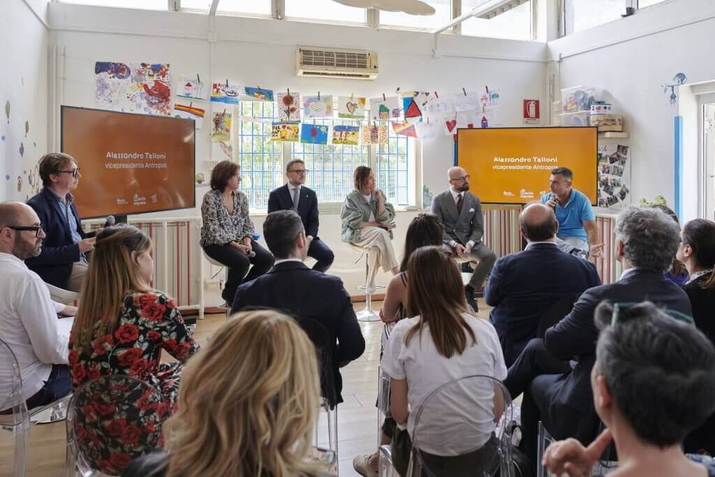 FACILE SOGNARE: la seconda tappa del progetto è a Roma! | Facile Ristrutturare Conferenza stampa di Facile Sognare con persone sedute ad ascoltare