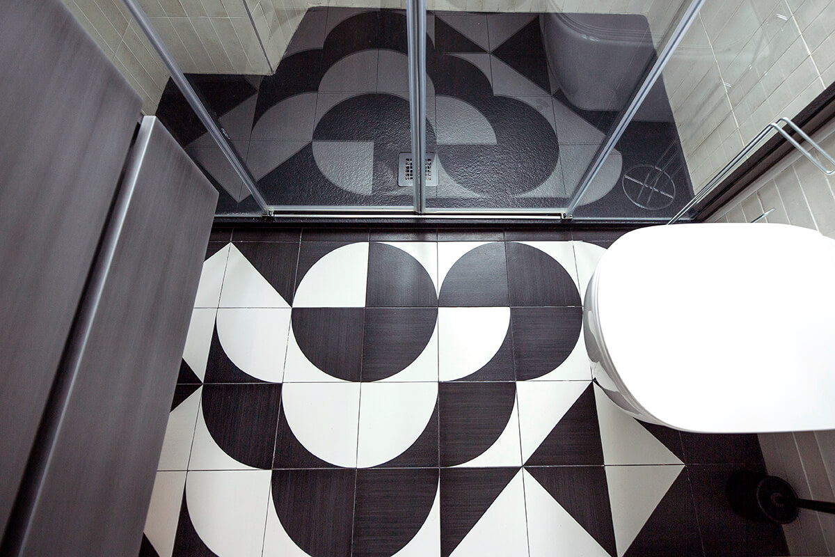 bagno con piastrelle bianche e nere