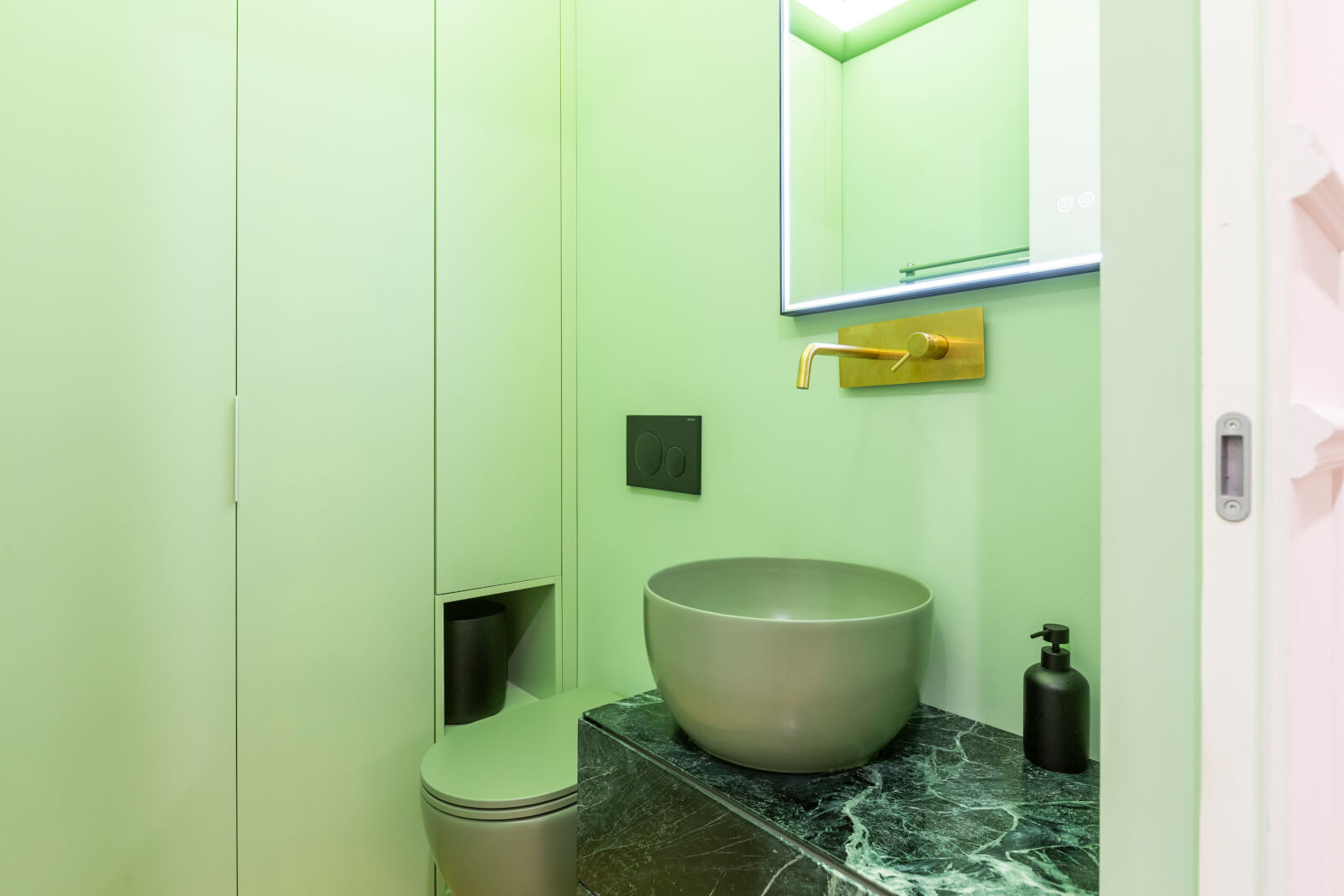 bagno con dettagli verdi e oro