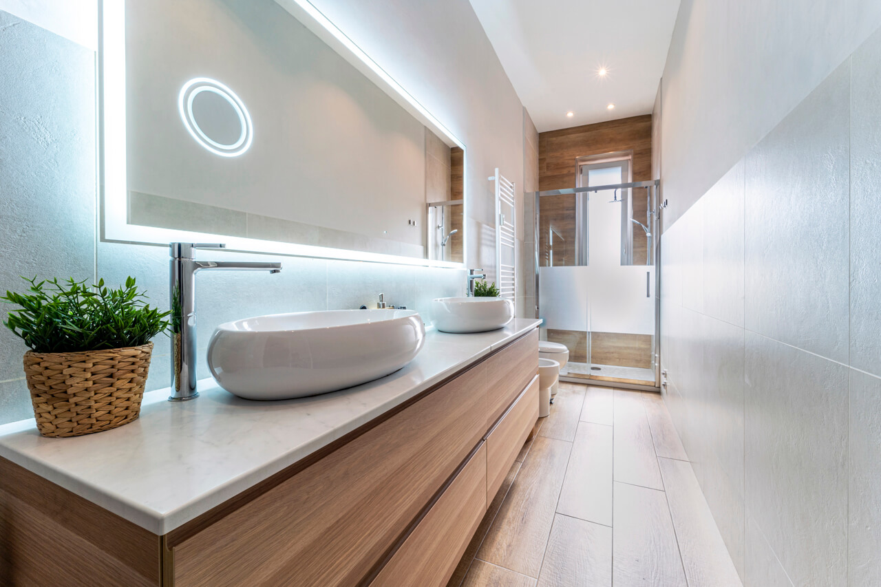 bagno con doccia in nicchia