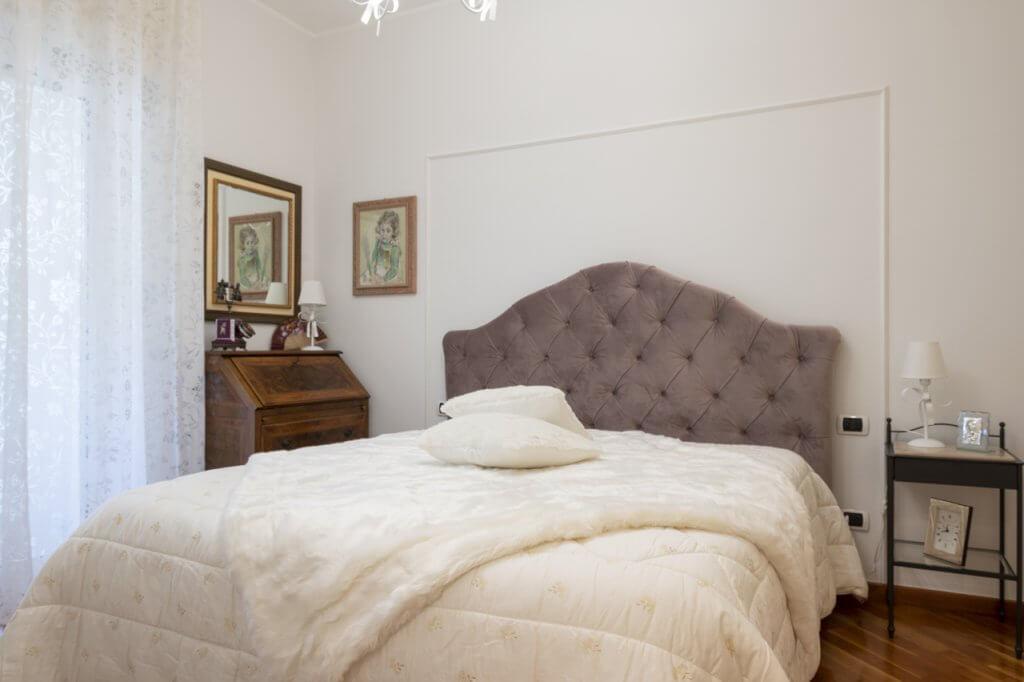 camera da letto arredata