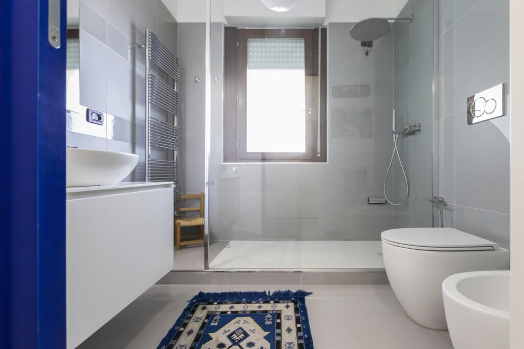 bagno con arredamento moderno