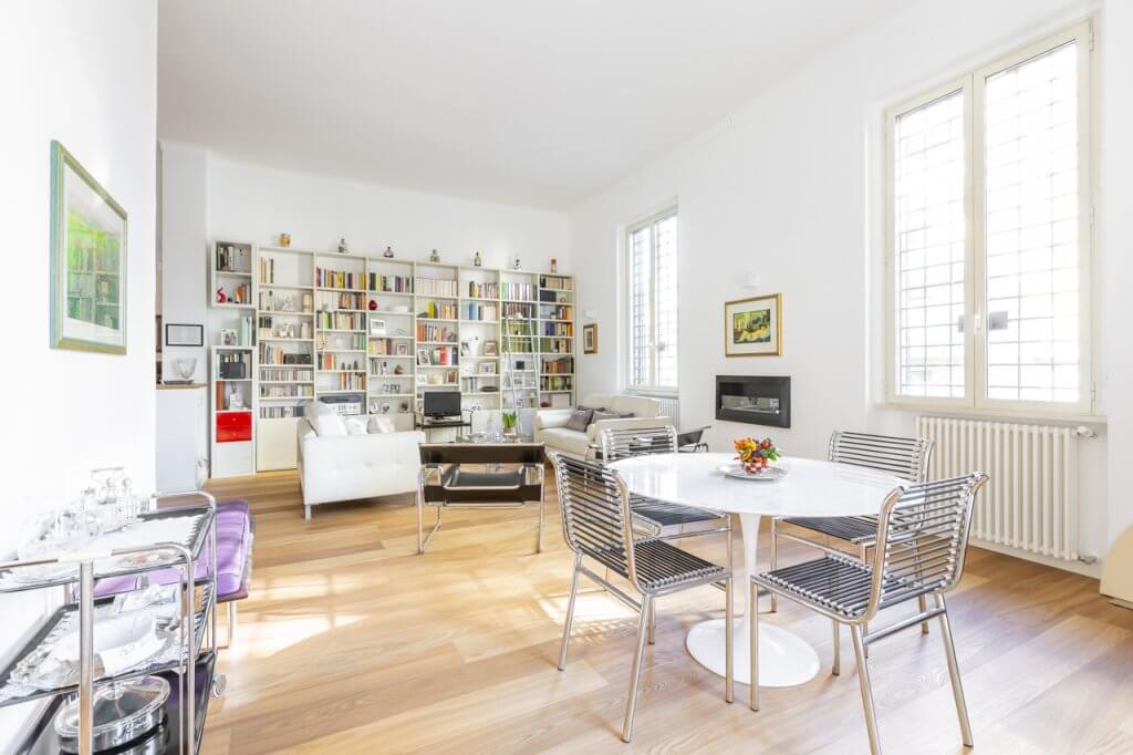 soggiorno con parquet olmo