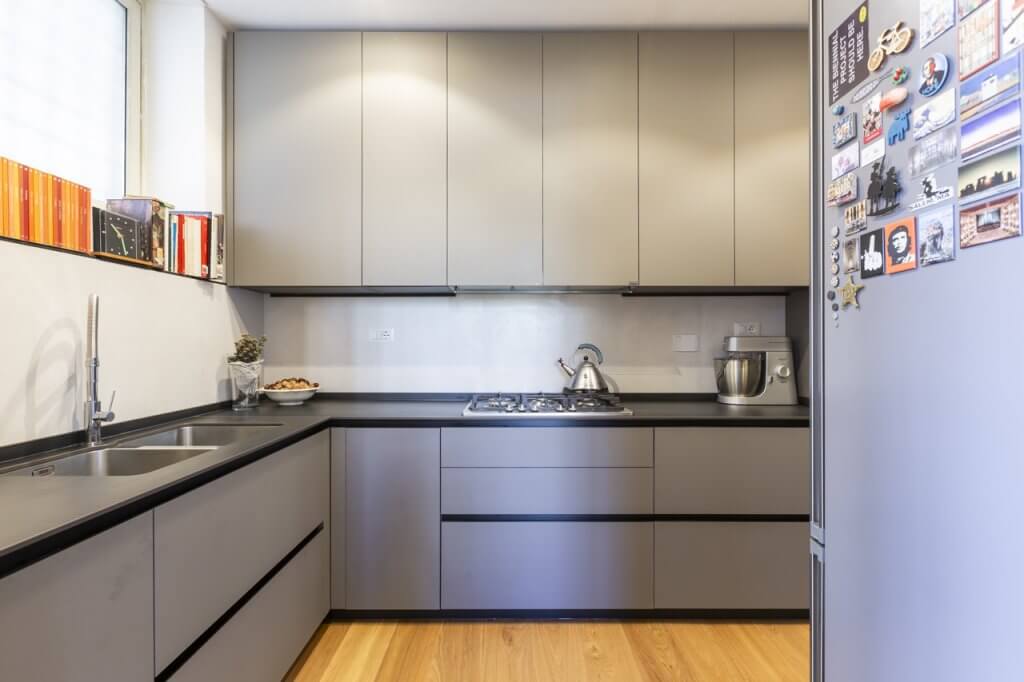cucina moderna in grigio opaco