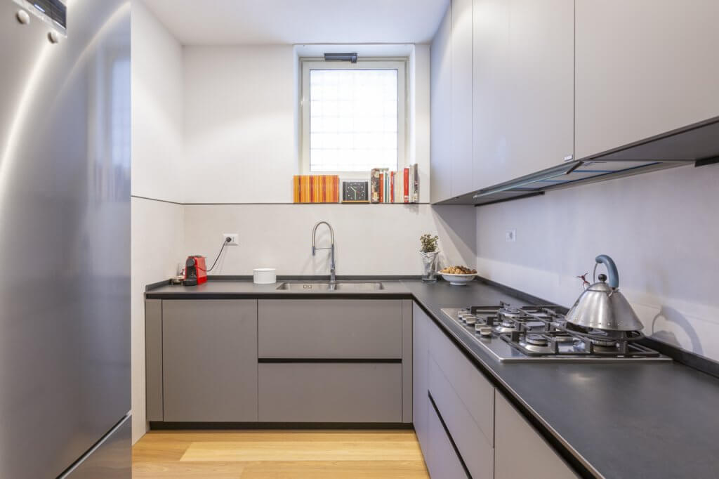 cucina moderna a L grigio opaco