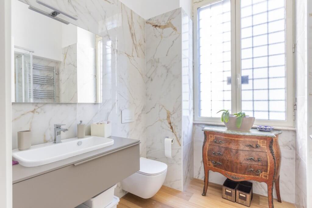 bagno rivestito in grés porcellanato effetto marmo