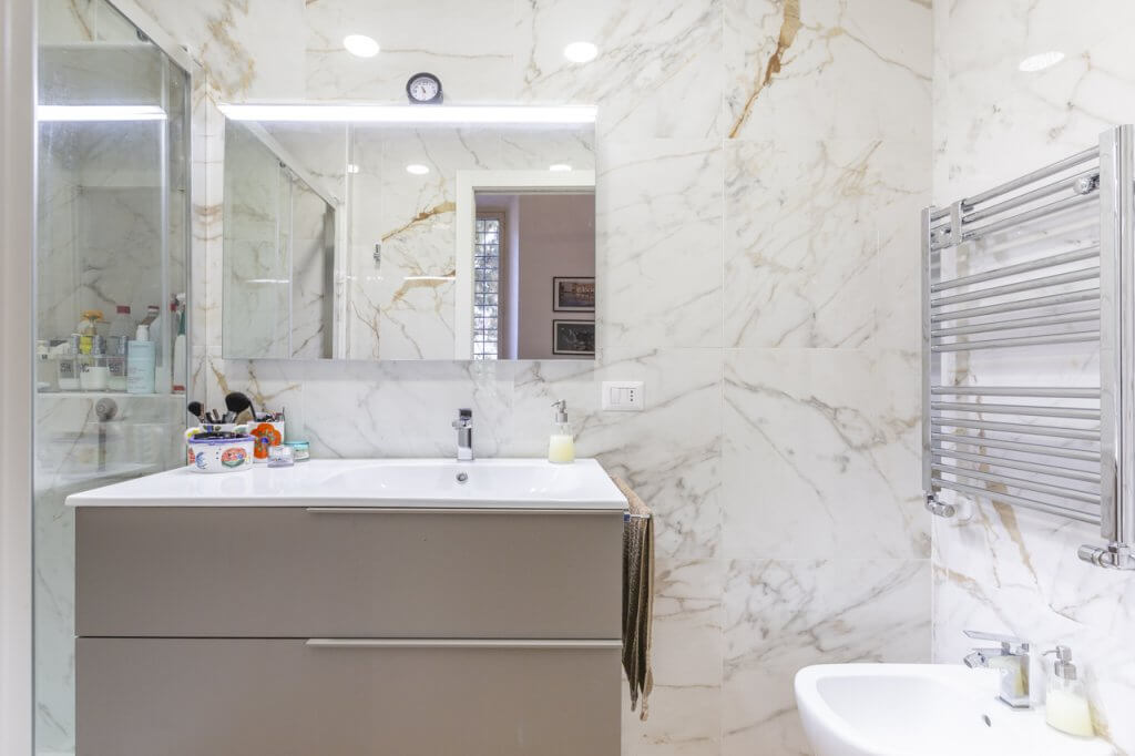 bagno con lavabo moderno